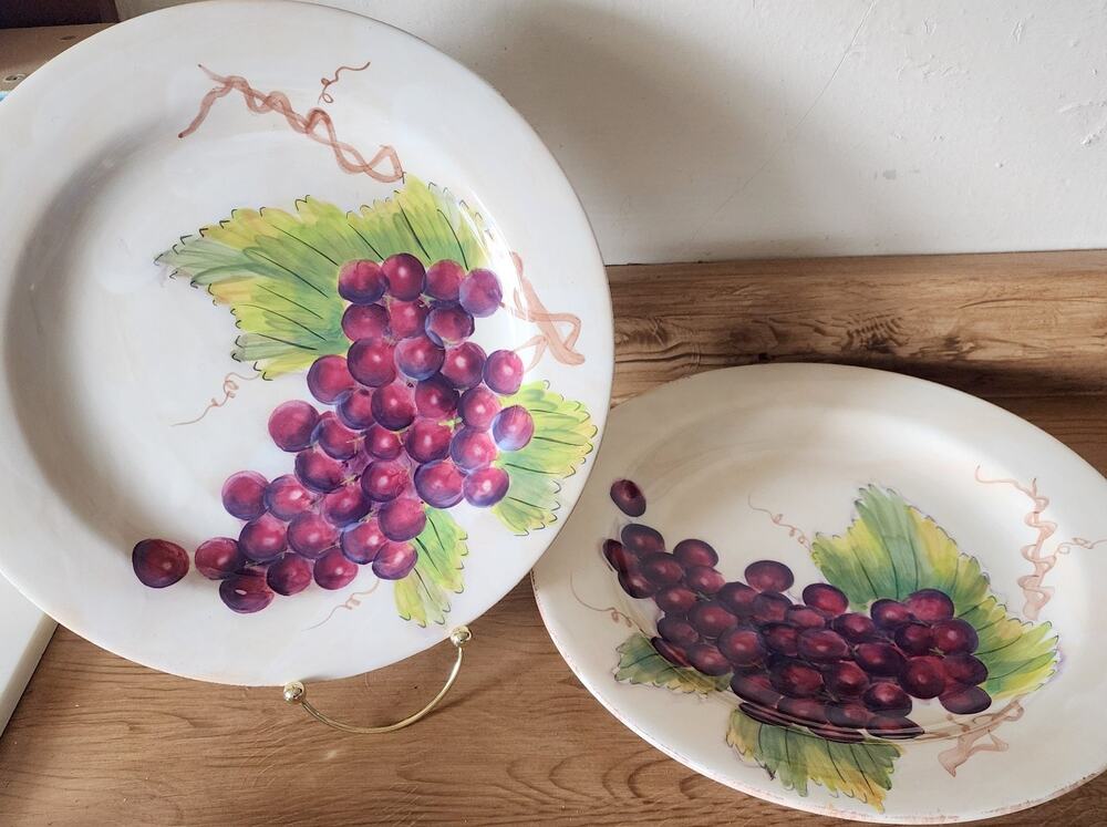 2 Gibson Elite Purple Grapes Pattern Dinner Plates 11 1/4"" VTG Hand Painted